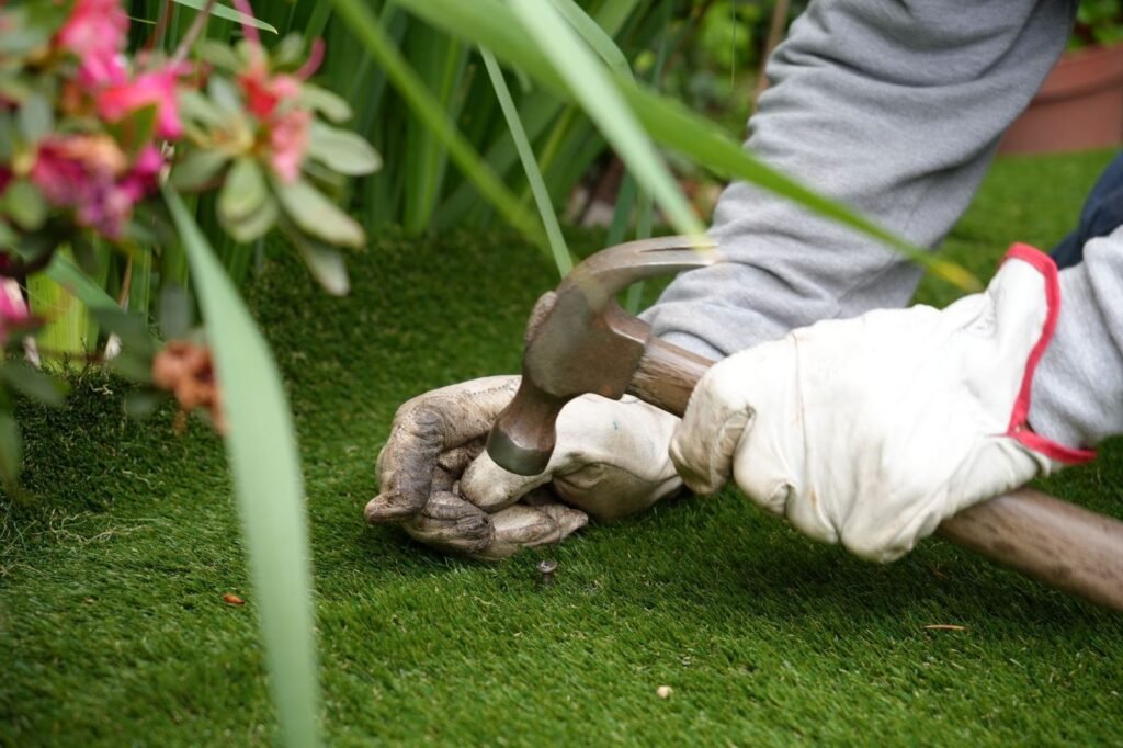 Proyecto ZV – Fijación del pasto con clavos en el borde del jardín