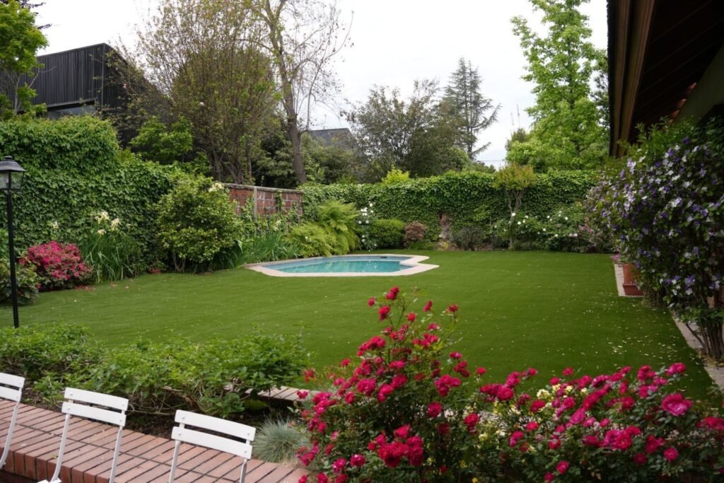 Proyecto ZV – Resultado: jardín con piscina y rosas (pasto Balmoral 35 mm)