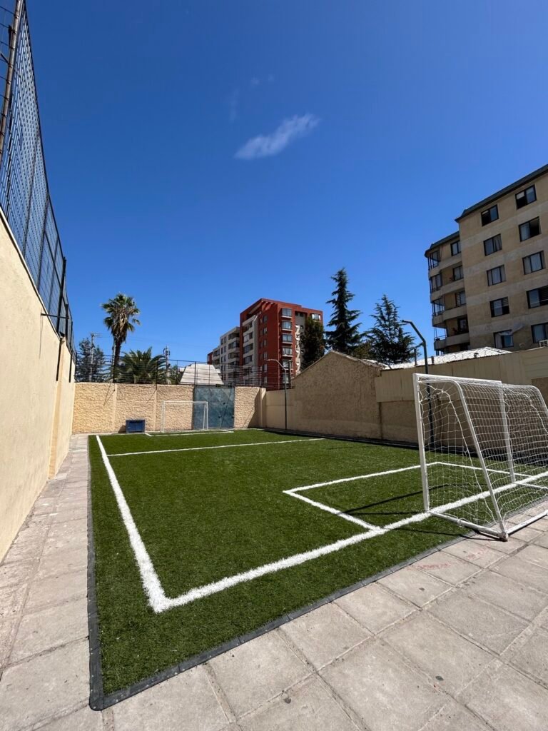 Proyecto CA – Cancha de fútbol con arco y líneas de área (pasto Madrid)
