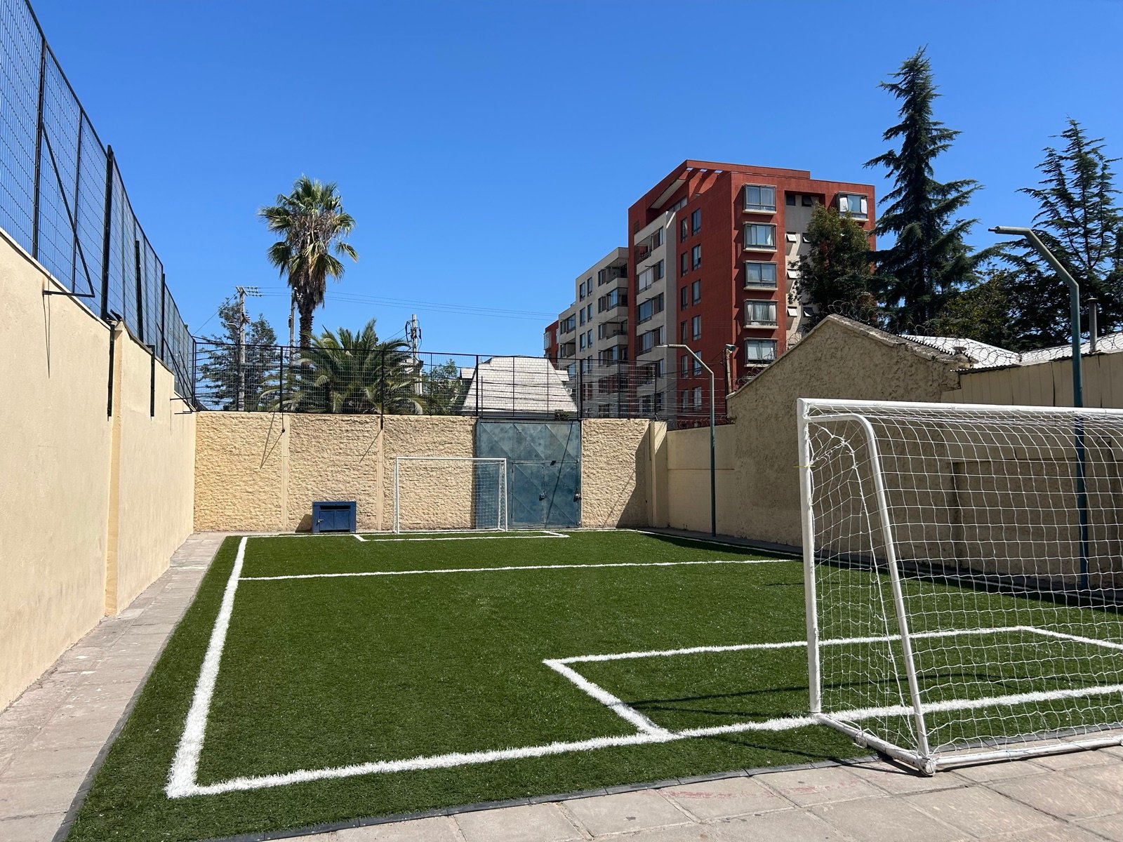 Proyecto CA – Cancha de fútbol con arco y líneas de área (pasto Madrid)