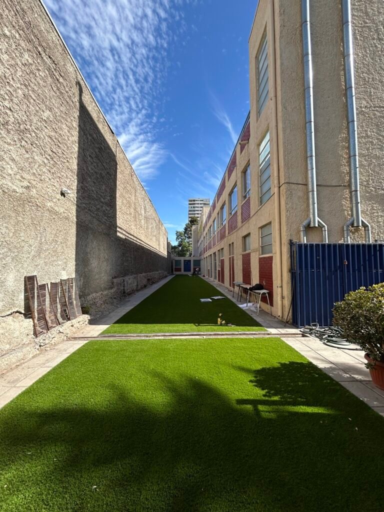 Proyecto CC – Resultado: patio largo con pasto (pasto Oporto 30 mm)