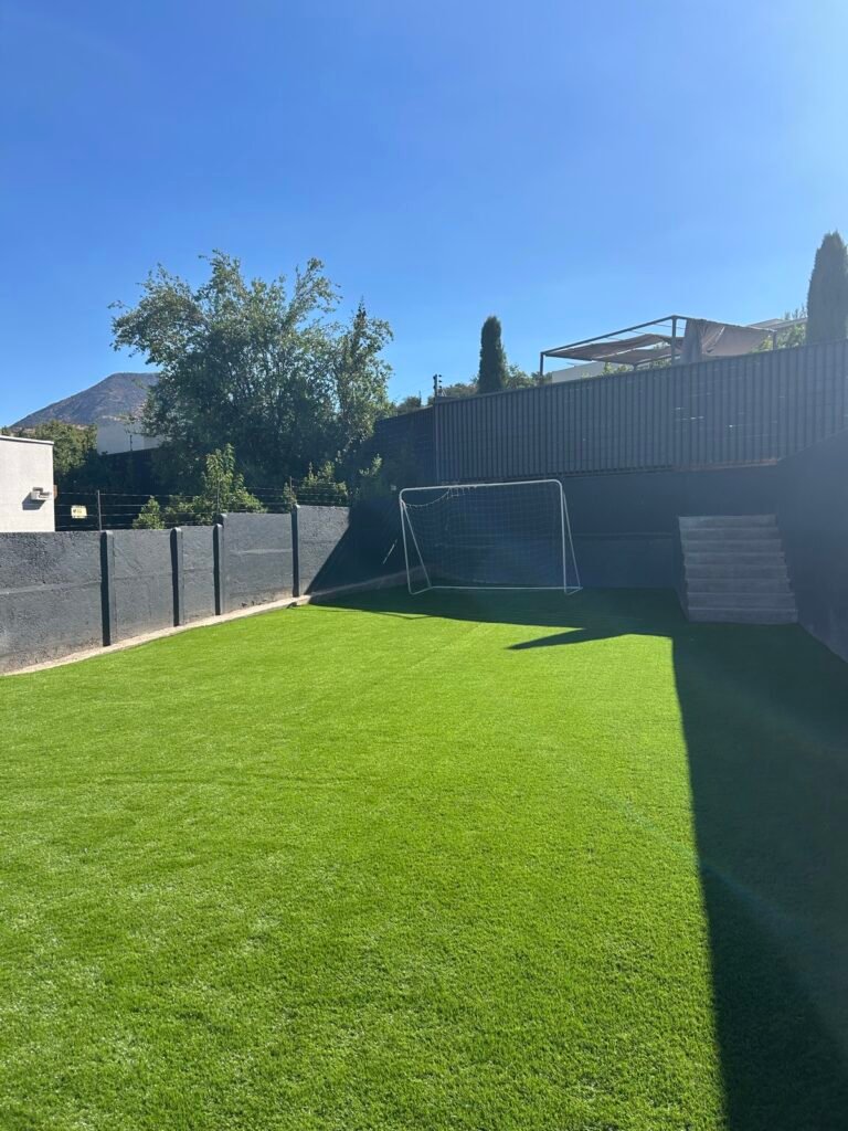 Proyecto FP – Resultado: jardín con arco de fútbol (pasto Oporto 40 mm)