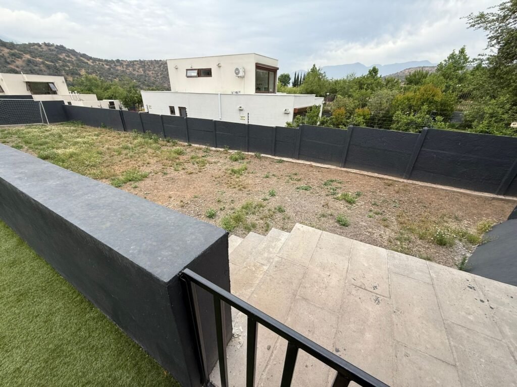 Proyecto FP – Terreno antes de la instalación, vista desde la escalera (pasto Oporto 40 mm)