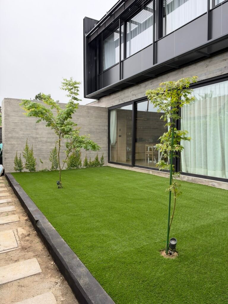 Proyecto MZ – Resultado: jardín con solerillas negras (pasto Amberley 38 mm)