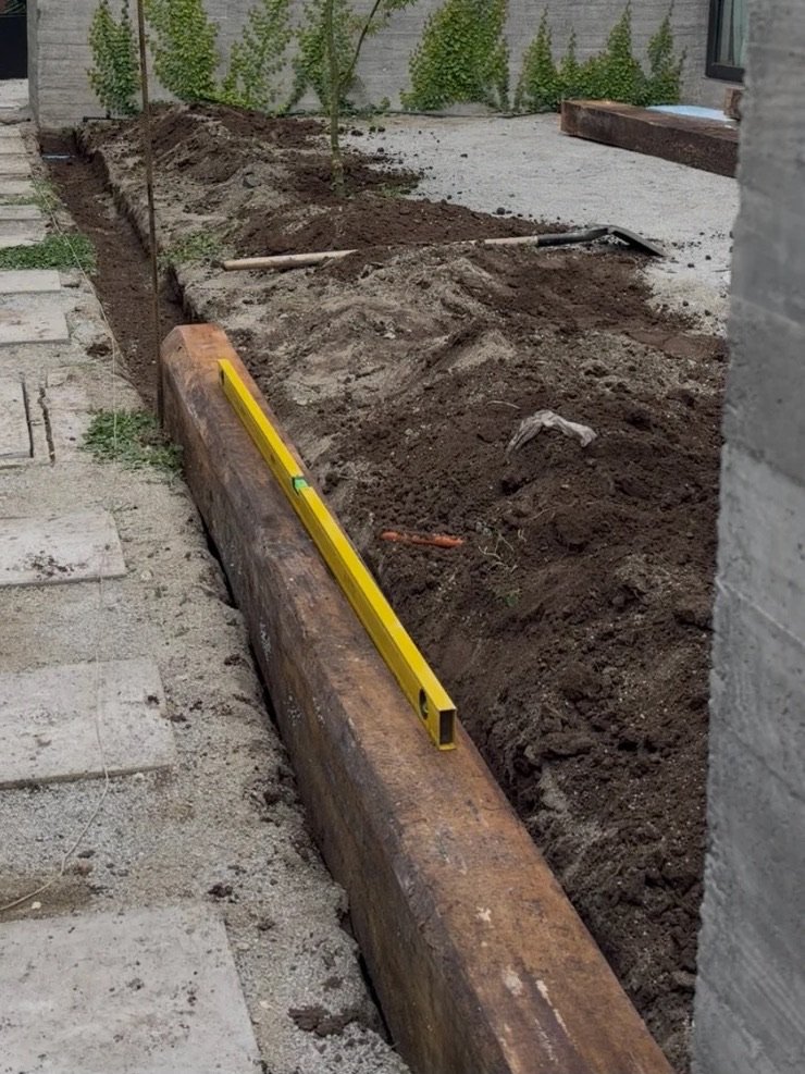 Proyecto MZ – Instalación y nivelación de solerillas (pasto Amberley 38 mm)