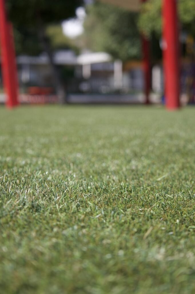 Primer plano del pasto sintético instalado en un colegio