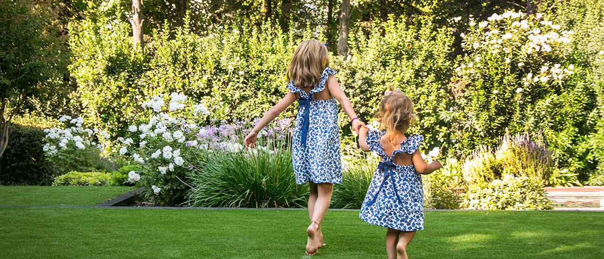 niñas caminando sobre pasto sintético SoGrass