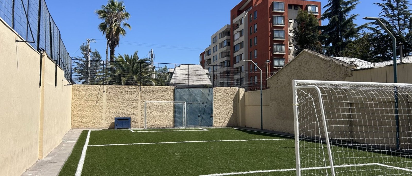 Proyecto CA – Cancha de fútbol con arco y líneas de área (pasto Madrid)